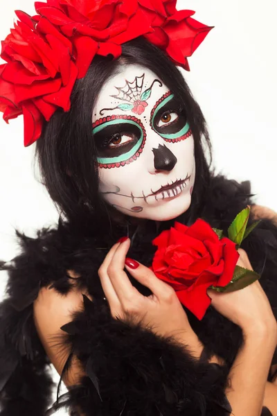 Dag van de doden. Halloween. Jonge vrouw in dag van de dode masker schedel gezicht kunst en rose. Geïsoleerd op wit. Closeup. — Stockfoto