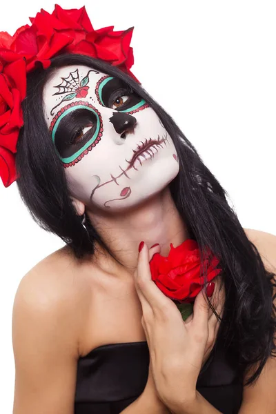 El día de los muertos. Halloween. Mujer joven en el día de la máscara muerta cráneo cara arte y rosa. Aislado sobre blanco. primer plano . —  Fotos de Stock
