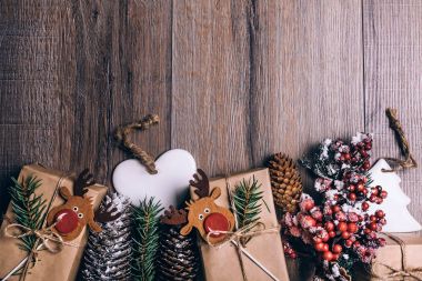 Noel arka plan. Yılbaşı süsleri ve koyu ahşap arka plan üzerinde hediye kutuları