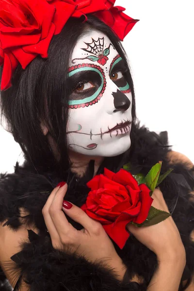 El día de los muertos. Halloween. Mujer joven en el día de la máscara muerta cráneo cara arte y rosa. Aislado sobre blanco. primer plano . —  Fotos de Stock