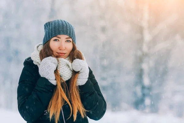 Téli fiatal nő portréja. Szépség örömteli modell lány nevetve és a szórakozás a téli park. Gyönyörű fiatal nő szabadban. Élvezi természet, télen — Stock Fotó