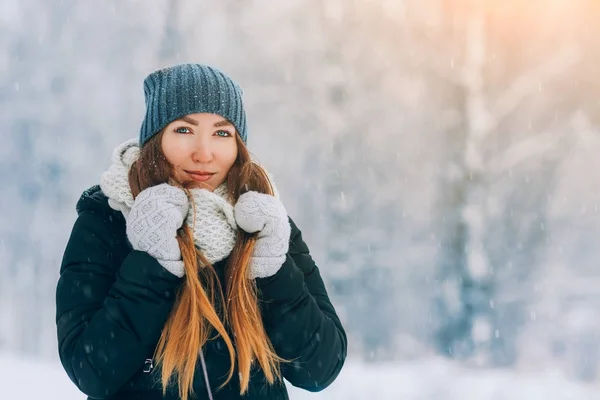 Winter junge Frau Porträt. Schönheit freudige Model Mädchen lachen und Spaß im Winter Park haben. schöne junge Frau im Freien. Natur genießen, Winter — Stockfoto