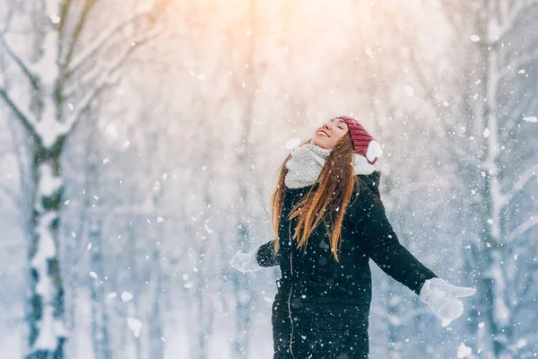 Zimní portrét mladé ženy. Krásy radostné Model dívka smíchem a zábava v zimě parku. Krásná mladá žena venku. Požívající příroda, zima — Stock fotografie