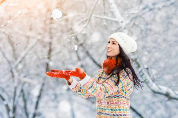 Зимний портрет молодой женщины. Красавица Радостная девушка-модель смеется и веселится в зимнем парке. Красивая молодая женщина на улице. Наслаждаясь природой, зимой — стоковое фото