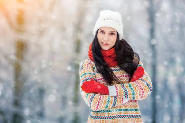 Winter junge Frau Porträt. Schönheit freudige Model Mädchen lachen und Spaß im Winter Park haben. schöne junge Frau im Freien. Natur genießen, Winter — Stockfoto