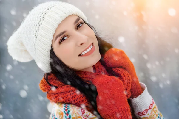 Χειμώνα πορτραίτο νεαρής γυναίκας. Χαρούμενη μοντέλο κορίτσι ομορφιά γελώντας και διασκεδάζοντας στο χειμερινό πάρκο. Όμορφη νεαρή γυναίκα σε εξωτερικούς χώρους. Απολαμβάνοντας τη φύση, το χειμώνα — Φωτογραφία Αρχείου