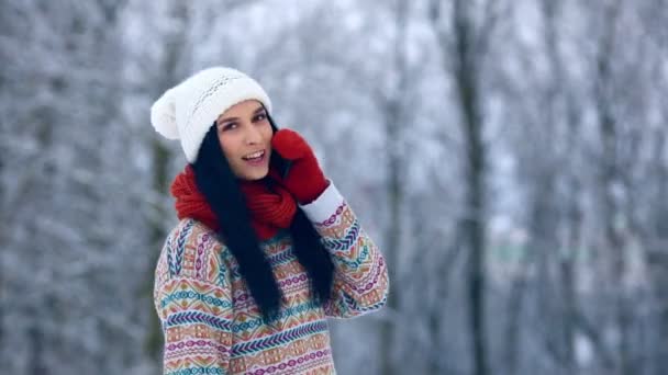 冬の若い女性の肖像画。うれしそうなモデル美少女笑いや冬の公園で楽しい。美しい若い女性の屋外。自然を楽しむ、冬 — ストック動画