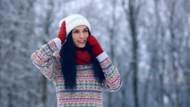 Zimní portrét mladé ženy. Krásy radostné Model dívka smíchem a zábava v zimě parku. Krásná mladá žena venku. Požívající příroda, zima — Stock video