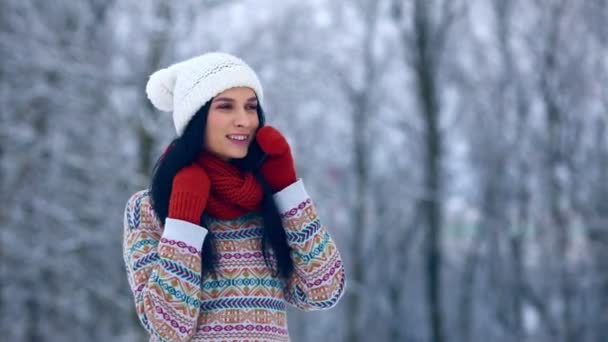 Retrato de mujer joven de invierno. Belleza Joyful Model Girl riendo y divirtiéndose en el parque de invierno. Hermosa joven al aire libre. Disfrutando de la naturaleza, el invierno — Vídeos de Stock