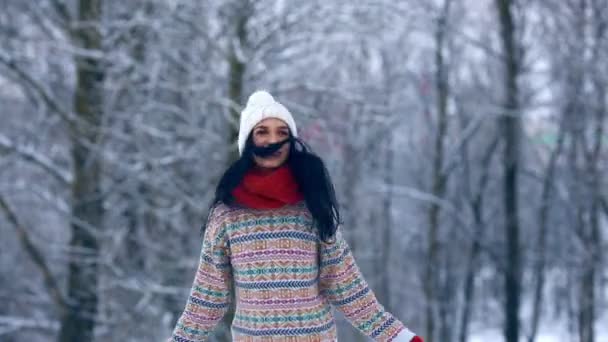 Зимний портрет молодой женщины. Красавица Радостная девушка-модель смеется и веселится в зимнем парке. Красивая молодая женщина на улице. Наслаждаясь природой, зимой — стоковое видео
