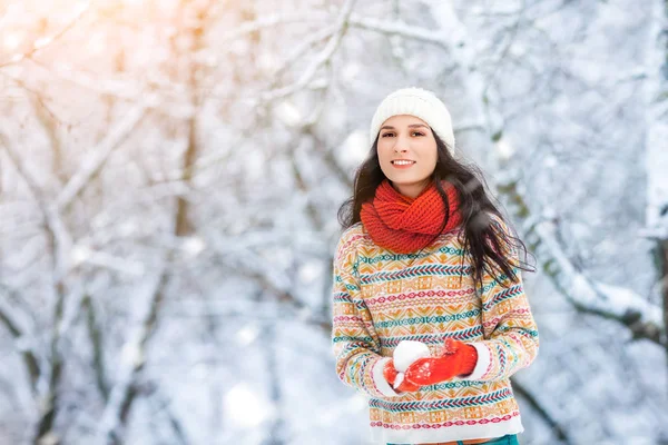 Winter junge Frau Porträt. Schönheit freudige Model Mädchen lachen und Spaß im Winter Park haben. schöne junge Frau im Freien. Natur genießen, Winter — Stockfoto