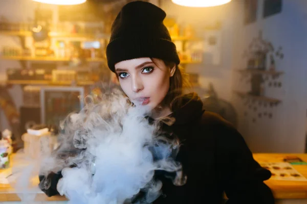 Rapariga vacilante. Jovem hipster mulher vape e-cig no vapeshop. Estilo hip-hop. Fechar. . — Fotografia de Stock