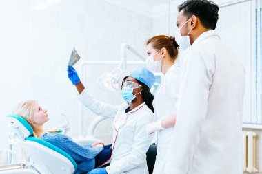 Çok ırklı diş takım diş kontrol hastanın x ray. Diş Kliniği kavramı.