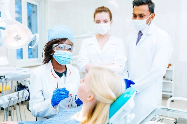 Diş Kliniği hastada çok ırklı diş takım. Diş sağlığı kavramı.