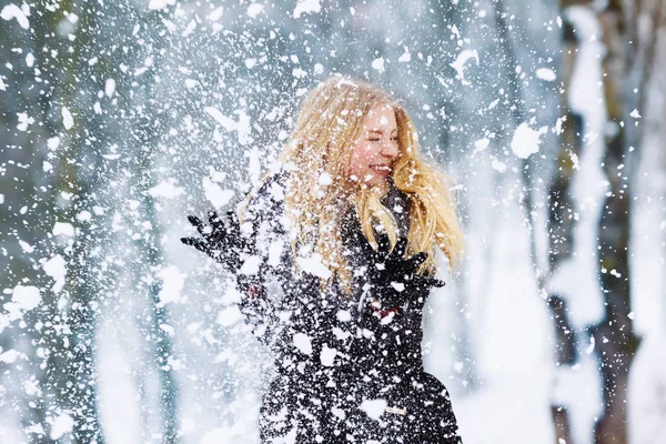 Зимний портрет девочки-подростка. Красавица Радостная девушка-модель смеется и веселится в зимнем парке. Красивая молодая женщина на улице. Наслаждаясь природой, зимой — стоковое фото