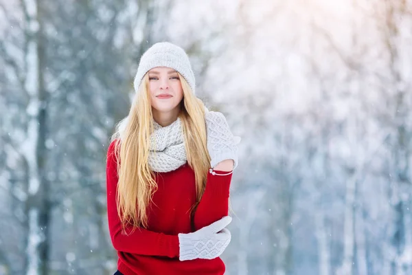 Inverno jovem adolescente menina retrato. Beauty Joyful Model Girl rindo e se divertindo no parque de inverno. Mulher bonita ao ar livre. Desfrutando da natureza, inverno — Fotografia de Stock