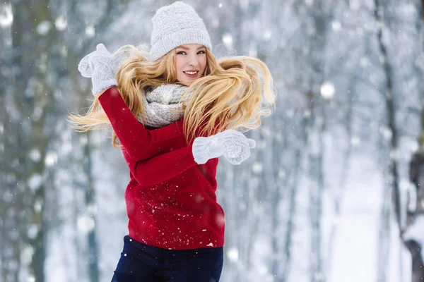 Зимний портрет девочки-подростка. Красавица Радостная девушка-модель смеется и веселится в зимнем парке. Красивая молодая женщина на улице. Наслаждаясь природой, зимой — стоковое фото