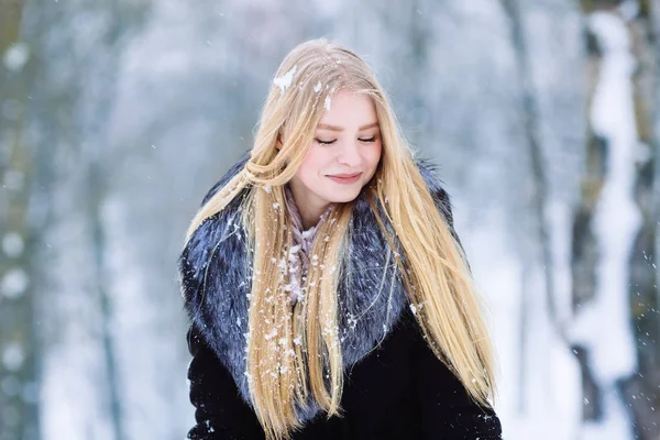 Invierno joven adolescente retrato. Belleza Joyful Model Girl riendo y divirtiéndose en el parque de invierno. Hermosa joven al aire libre. Disfrutando de la naturaleza, el invierno — Foto de Stock