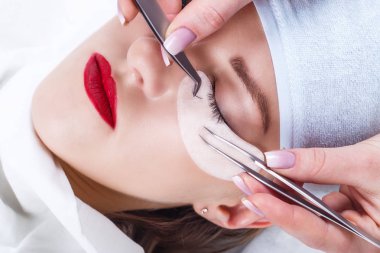 Kirpik uzatma prosedürü. Uzun kirpikli kadın gözü. Kırbaçlar, kapatın, seçili odak.