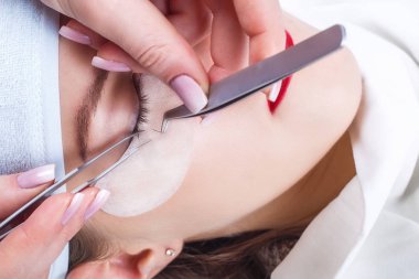 Kirpik uzatma prosedürü. Uzun kirpikli kadın gözü. Kırbaçlar, kapatın, seçili odak.