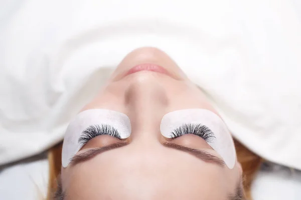 Eyelash Extension Procedure. 긴 눈썹을 가진 여인의 눈. 선반, 가까이, 선택 된 초점. — 스톡 사진