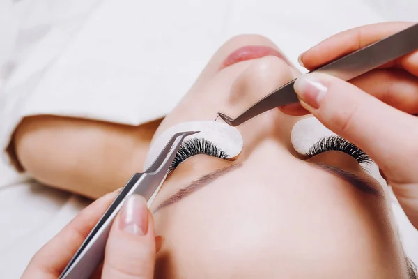 Wimpernverlängerungsverfahren. Frauenauge mit langen Wimpern. Nahaufnahme, selektiver Fokus. — Stockfoto