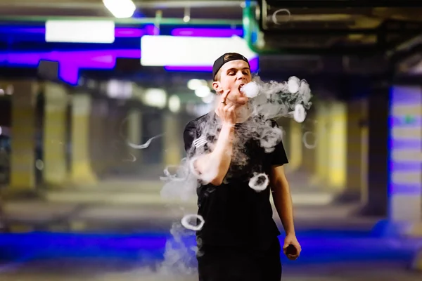 Şapkalı adam sigara elektronik sigara ve bültenleri bulutlar vaping hileler çeşitli tür performans buharı