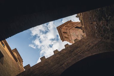 Toledo 'daki eski sokaklar mavi gökyüzüne karşı, alt manzara.