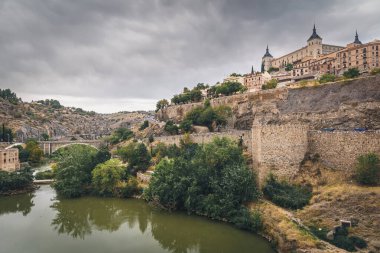Günbatımında Alcazar şatosu olan Toledo 'nun panoramik manzarası, Castilla-La Mancha, İspanya