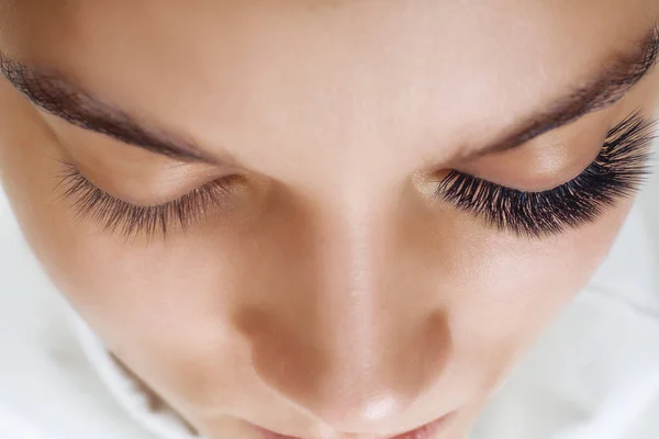 Wimpernverlängerung. Frauenauge mit langen blauen Wimpern. ombre-Effekt. Nahaufnahme, selektiver Fokus. — Stockfoto