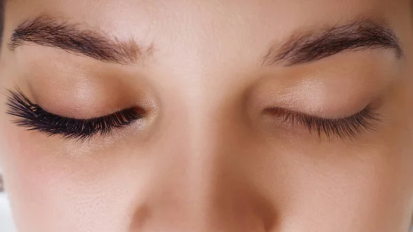 Eyelash Extension Procedure. Woman Eye with Long Blue Eyelashes. Ombre effect. Close up, selective focus. — Stock Photo, Image