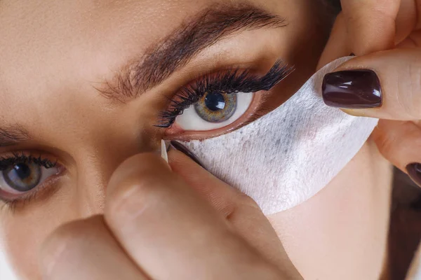 Wimpernverlängerung. Frauenauge mit langen blauen Wimpern. ombre-Effekt. Nahaufnahme, selektiver Fokus. — Stockfoto