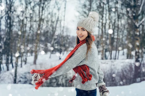 Retrato de mujer joven de invierno. Belleza Joyful Model Girl riendo y divirtiéndose en el parque de invierno. Hermosa joven mujer al aire libre, Disfrutando de la naturaleza, invierno — Foto de Stock