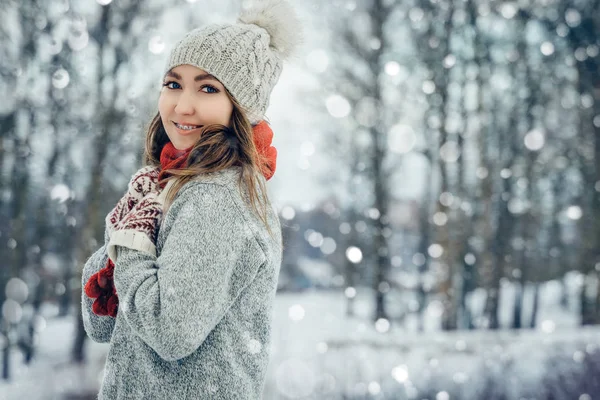 Zimní portrét mladé ženy. Beauty Joyful Model Girl se směje a baví v zimním parku. Krásná mladá žena venku, užívající si přírody, zimní čas — Stock fotografie