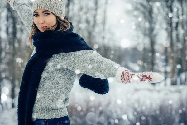 Zimní portrét mladé ženy. Beauty Joyful Model Girl se směje a baví v zimním parku. Krásná mladá žena venku, užívající si přírody, zimní čas — Stock fotografie