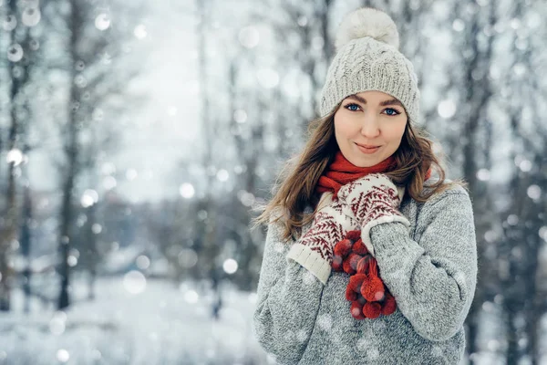 Winter junge Frau Porträt. Beauty Joyful Model Girl lacht und hat Spaß im Winterpark. Schöne junge Hündin im Freien, Natur genießen, Winter — Stockfoto