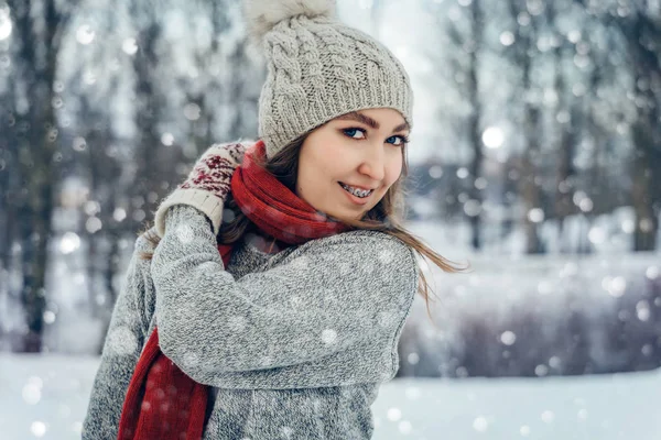 Zimní portrét mladé ženy. Beauty Joyful Model Girl se směje a baví v zimním parku. Krásná mladá žena venku, užívající si přírody, zimní čas — Stock fotografie