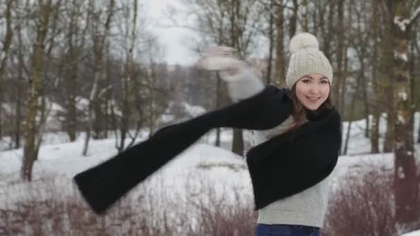 Ruční střela. Beauty Joyful Model Girl se směje a baví v zimním parku. Krásná mladá žena venku, užívající si přírody, zimní čas