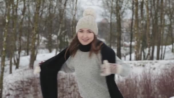 Рука тримається за постріл. Beauty Joyful Model Girl сміється і розважається в зимовому парку. Красива молода жінка на відкритому повітрі, насолоджуючись природою, зимовий час — стокове відео