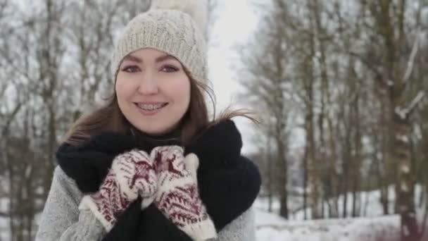 Tir à la main. Beauté Joyeux modèle fille rire et s'amuser dans le parc d'hiver. Belle jeune femme en plein air, Profiter de la nature, hiver — Video