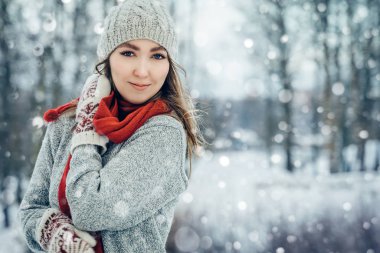 Kış genç kadın portresi. Güzel Neşeli Manken Kız kış parkında gülüyor ve eğleniyor. Güzel, genç bir dişi, doğanın tadını çıkarıyor, kışın