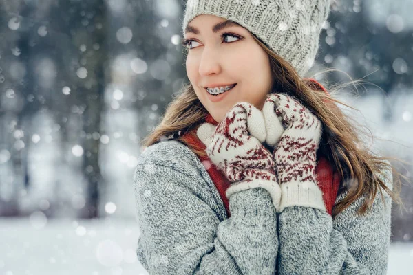 Zimní portrét mladé ženy. Beauty Joyful Model Girl se směje a baví v zimním parku. Krásná mladá žena venku, užívající si přírody, zimní čas — Stock fotografie