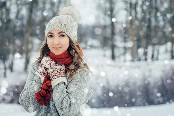 Портрет зимової молодої жінки. Beauty Joyful Model Girl сміється і розважається в зимовому парку. Красива молода жінка на відкритому повітрі, насолоджуючись природою, зимовий час — стокове фото