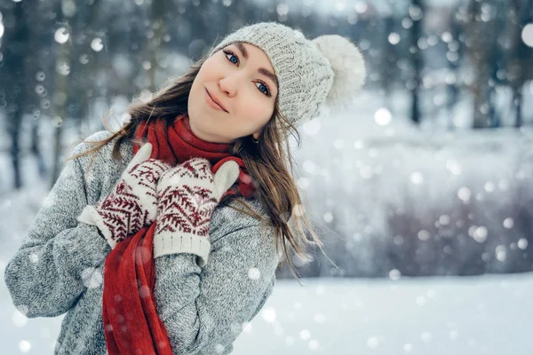 Zimní portrét mladé ženy. Beauty Joyful Model Girl se směje a baví v zimním parku. Krásná mladá žena venku, užívající si přírody, zimní čas — Stock fotografie