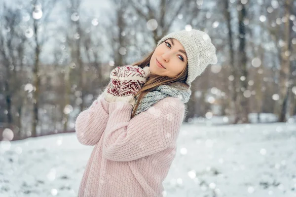 Zimní portrét mladé ženy. Beauty Joyful Model Girl se směje a baví v zimním parku. Krásná mladá žena venku, užívající si přírody, zimní čas — Stock fotografie