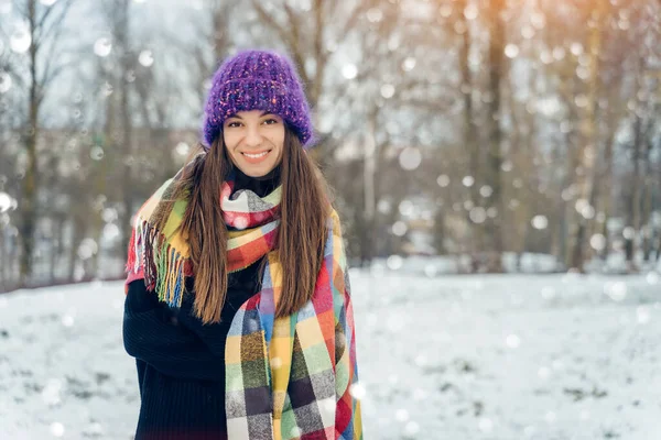 Zimní portrét mladé ženy. Beauty Joyful Model Girl se směje a baví v zimním parku. Krásná mladá žena venku, užívající si přírody, zimní čas — Stock fotografie