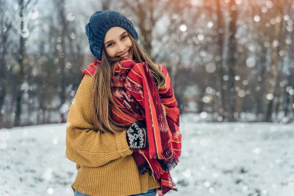 Retrato de mujer joven de invierno. Belleza Joyful Model Girl riendo y divirtiéndose en el parque de invierno. Hermosa joven mujer al aire libre, Disfrutando de la naturaleza, invierno — Foto de Stock