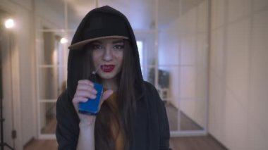Vaping kız. Genç hipster kadın vape e-cig vapeshop. Hip-hop tarzı. Portre.