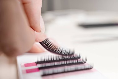 Kirpik uzatma araçları beyaz arka plan üzerinde. Kirpik uzantıları için aksesuarlar. Suni kirpikler.