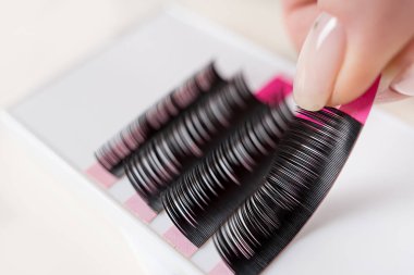 Kirpik uzatma araçları beyaz arka plan üzerinde. Kirpik uzantıları için aksesuarlar. Suni kirpikler.